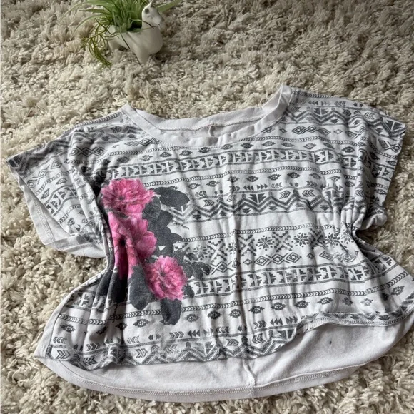 Chic Women's Short Sleeve Top with Gray and Pink Floral Design - Picture 3 of 5